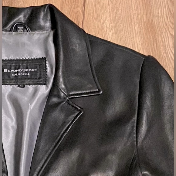 Vintage Y2K Genuine Butter-soft Leather Blazer. Pit to pit = 19.5 in. 2 pockets. - Picture 14 of 16